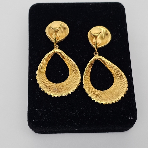 Vintage Screwback Gold Tone White Paint Stacked Sea Shell Drop Earrings - Picture 5 of 12